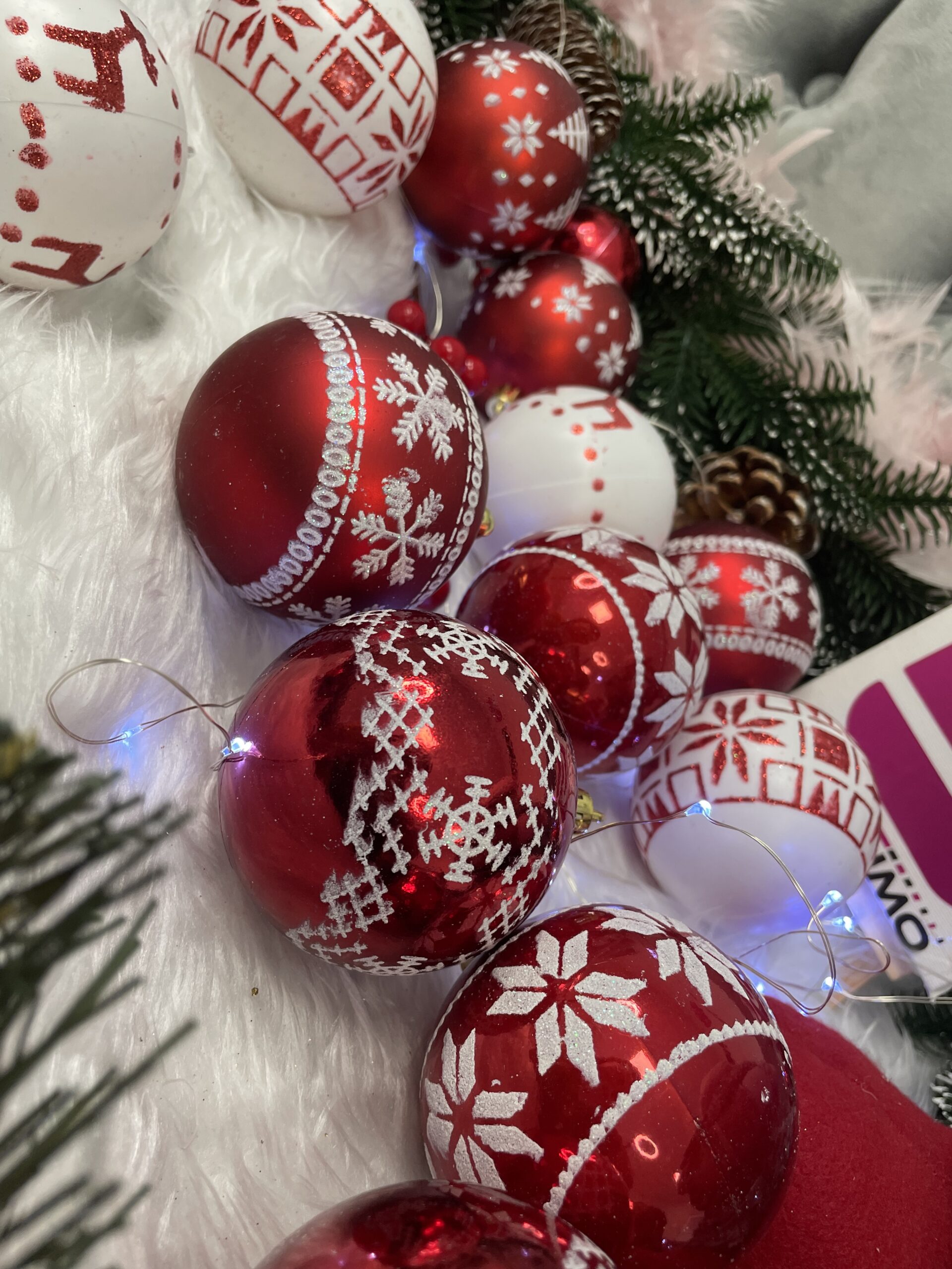 Set globuri de Craciun cu modele de sarbatori, 30 bucati, 5cm, alb rosu [12]