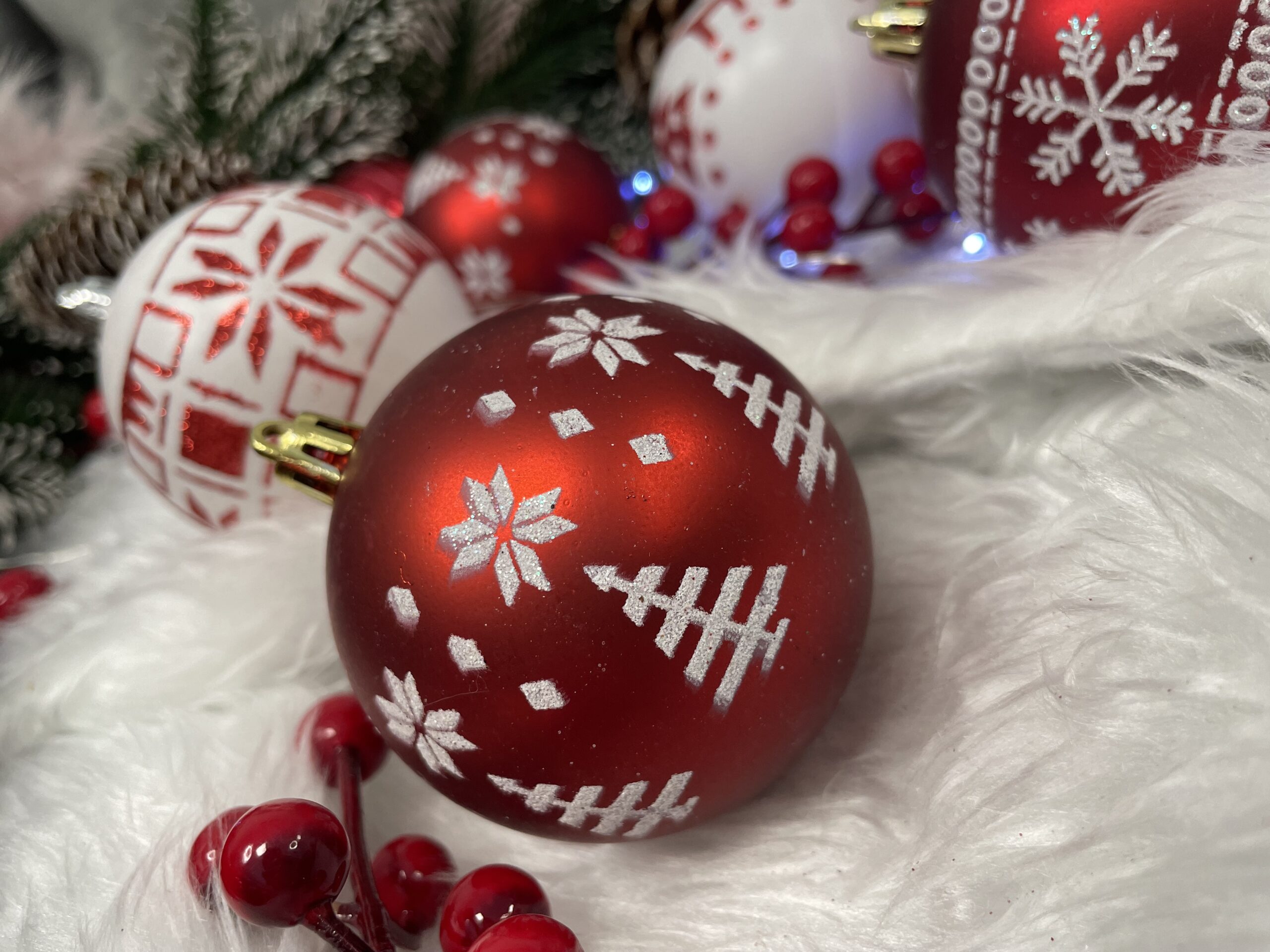 Set globuri de Craciun cu modele de sarbatori, 30 bucati, 5cm, alb rosu [15]