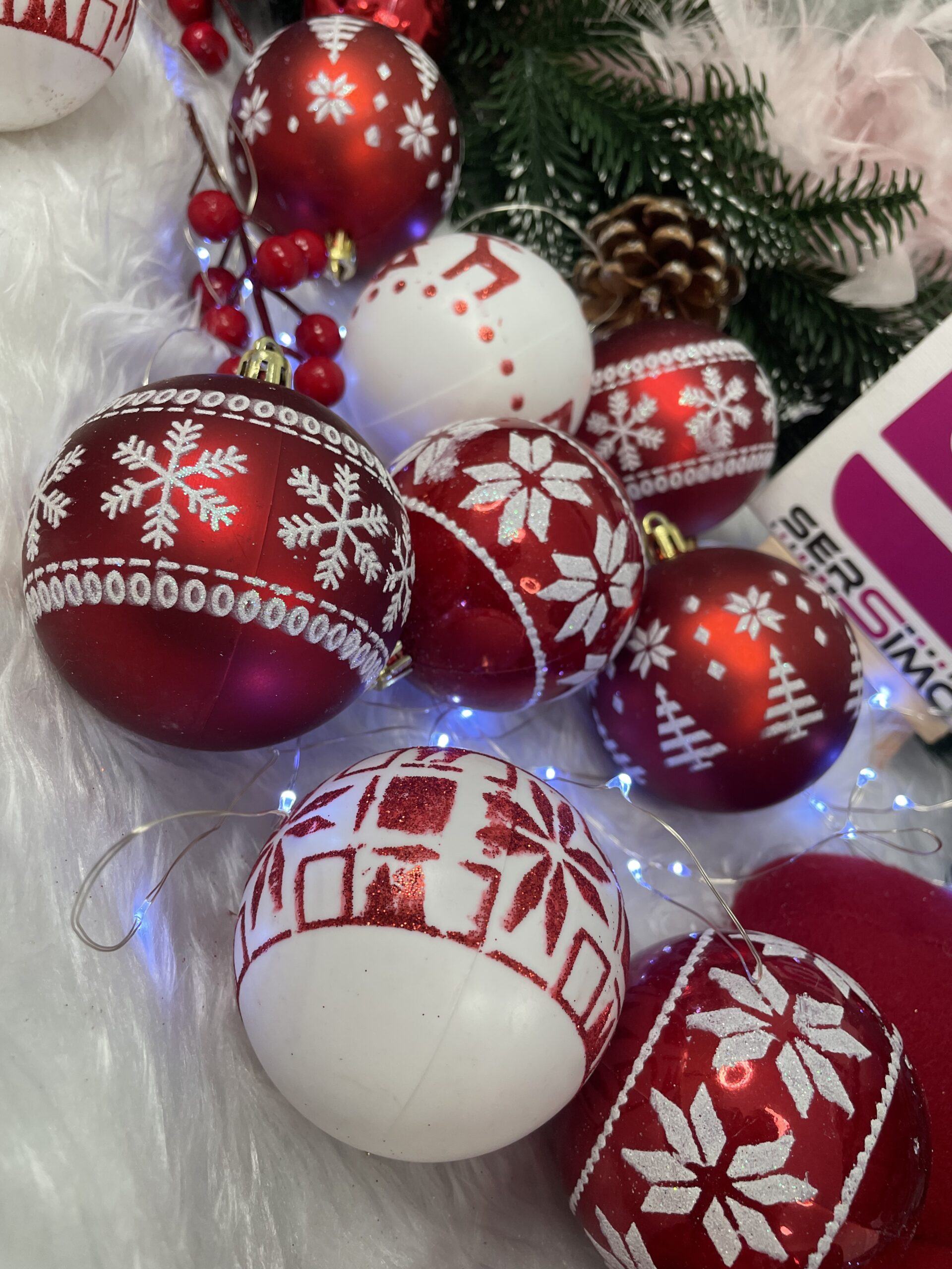 Set globuri de Craciun cu modele de sarbatori, 30 bucati, 5cm, alb rosu [16]