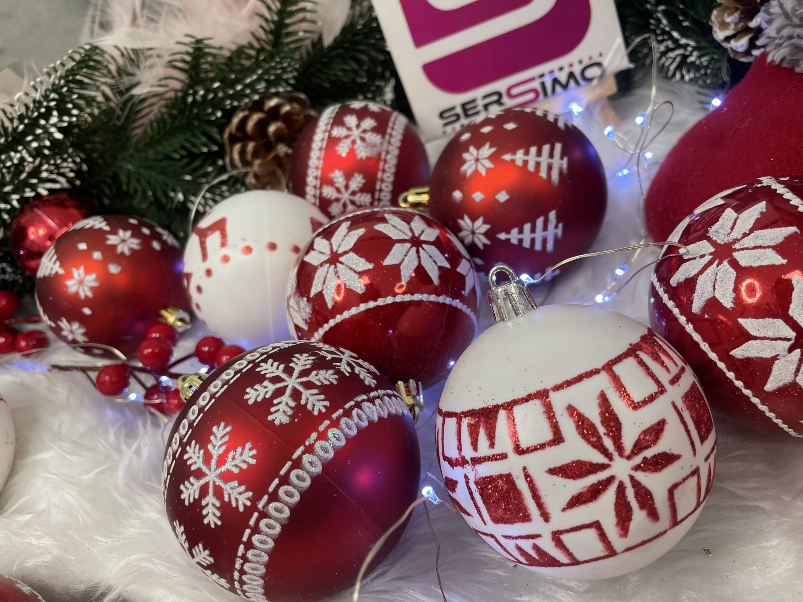 Set globuri de Craciun cu modele de sarbatori, 30 bucati, 5cm, alb rosu [17]