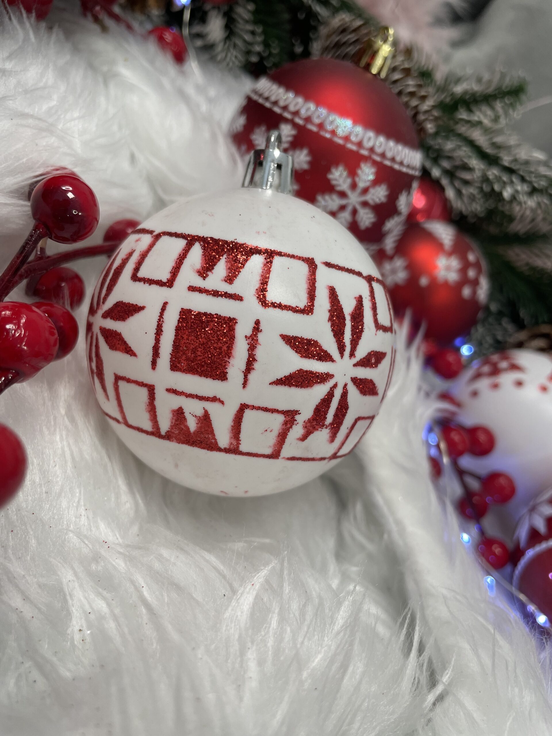 Set globuri de Craciun cu modele de sarbatori, 30 bucati, 5cm, alb rosu [18]