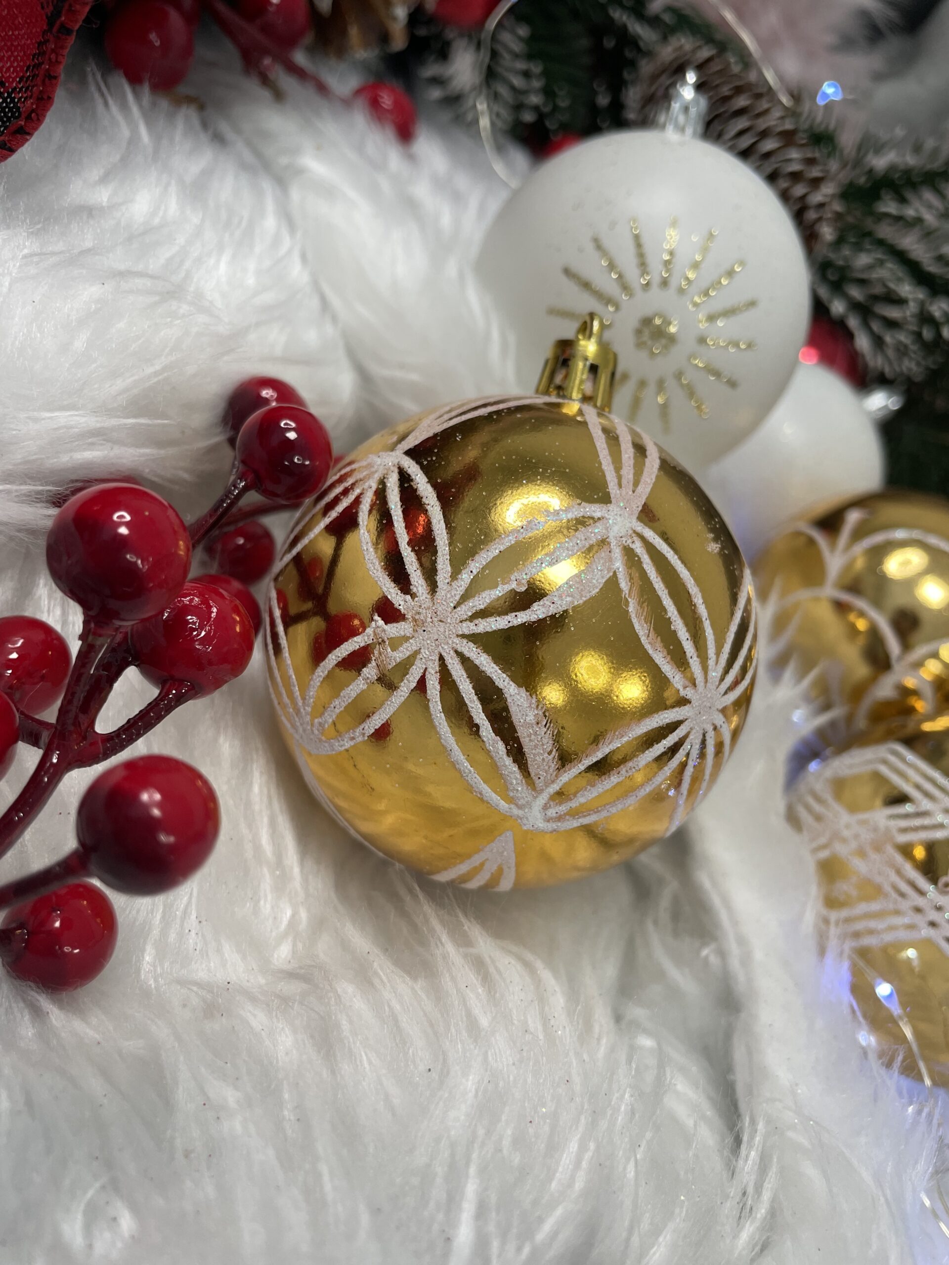Set globuri de Craciun cu modele de sarbatori, 30 bucati, 7cm, alb auriu [13]