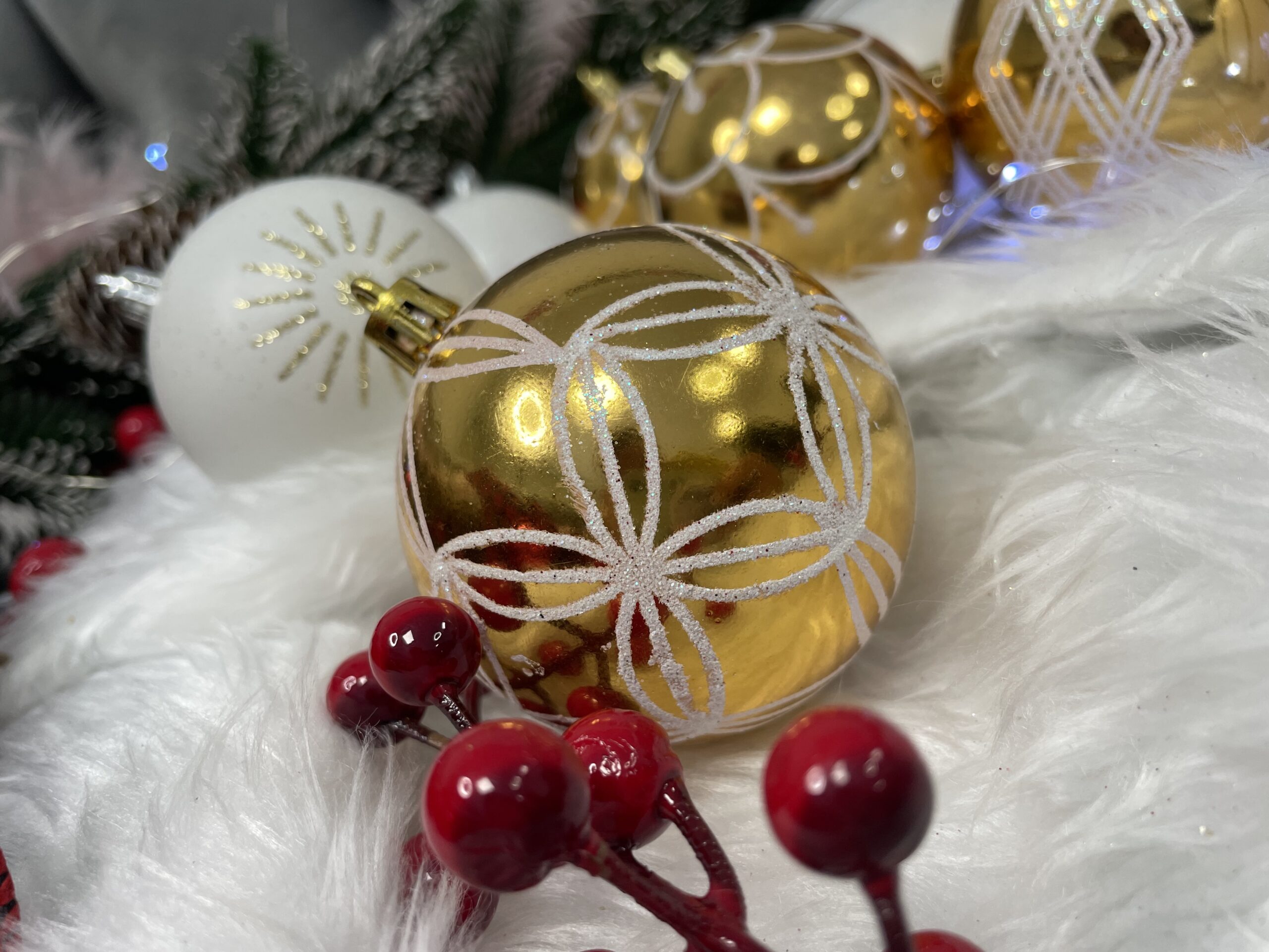 Set globuri de Craciun cu modele de sarbatori, 30 bucati, 7cm, alb auriu [16]