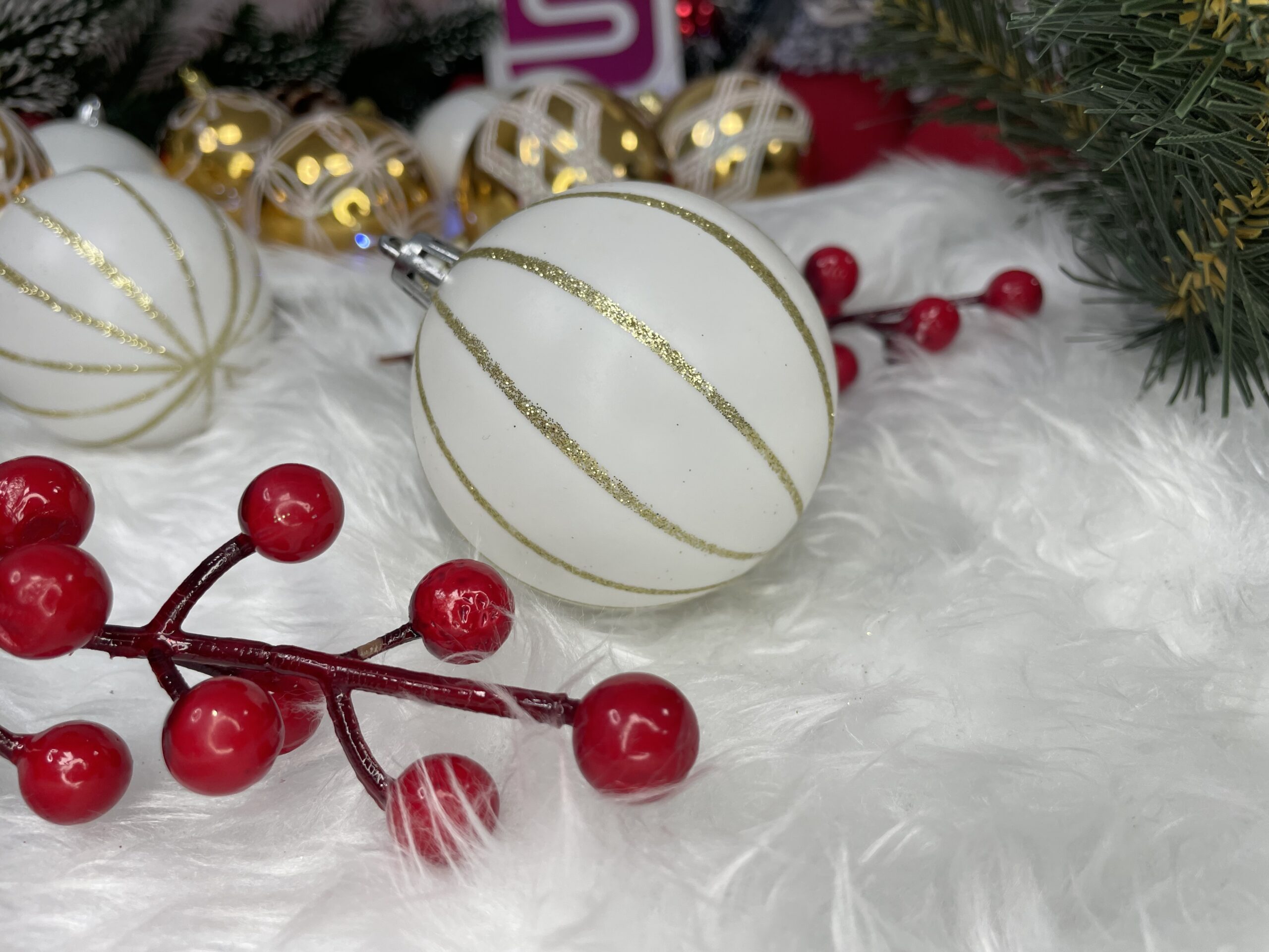 Set globuri de Craciun cu modele de sarbatori, 30 bucati, 7cm, alb auriu [18]