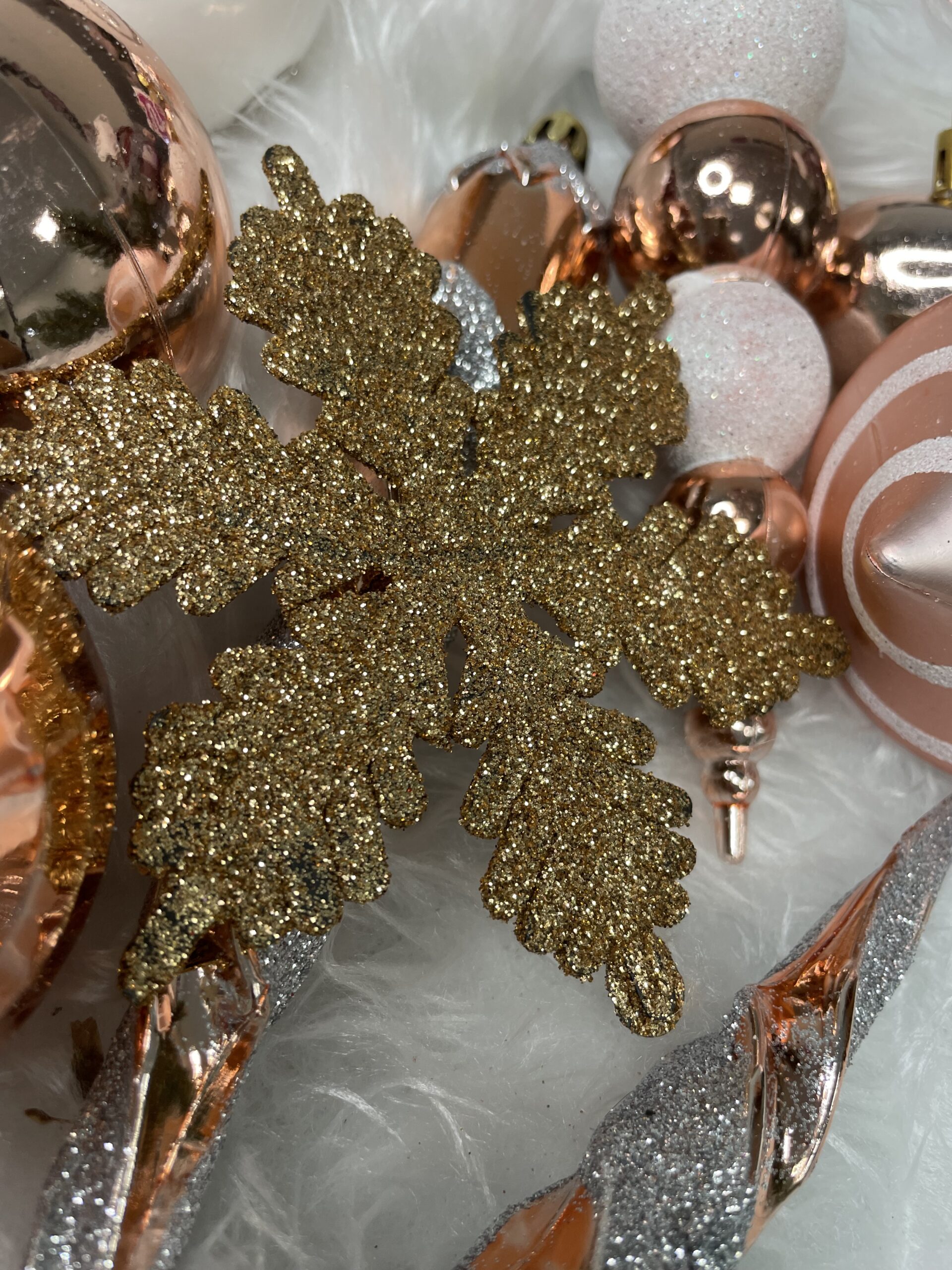 Set globuri si decoratiuni de Craciun, 152 piese, diverse dimensiuni, roz auriu [19]