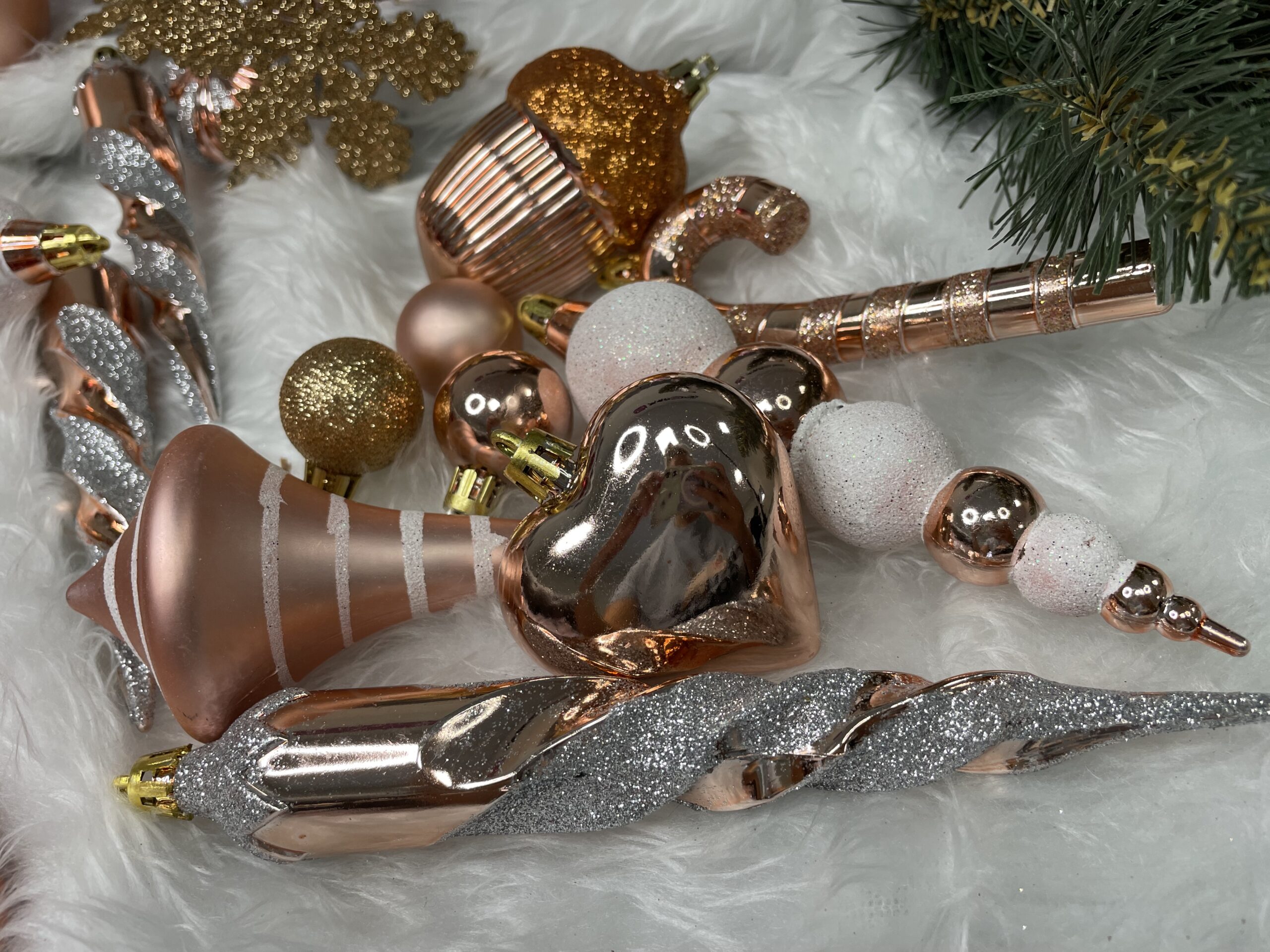 Set globuri si decoratiuni de Craciun, 152 piese, diverse dimensiuni, roz auriu [22]