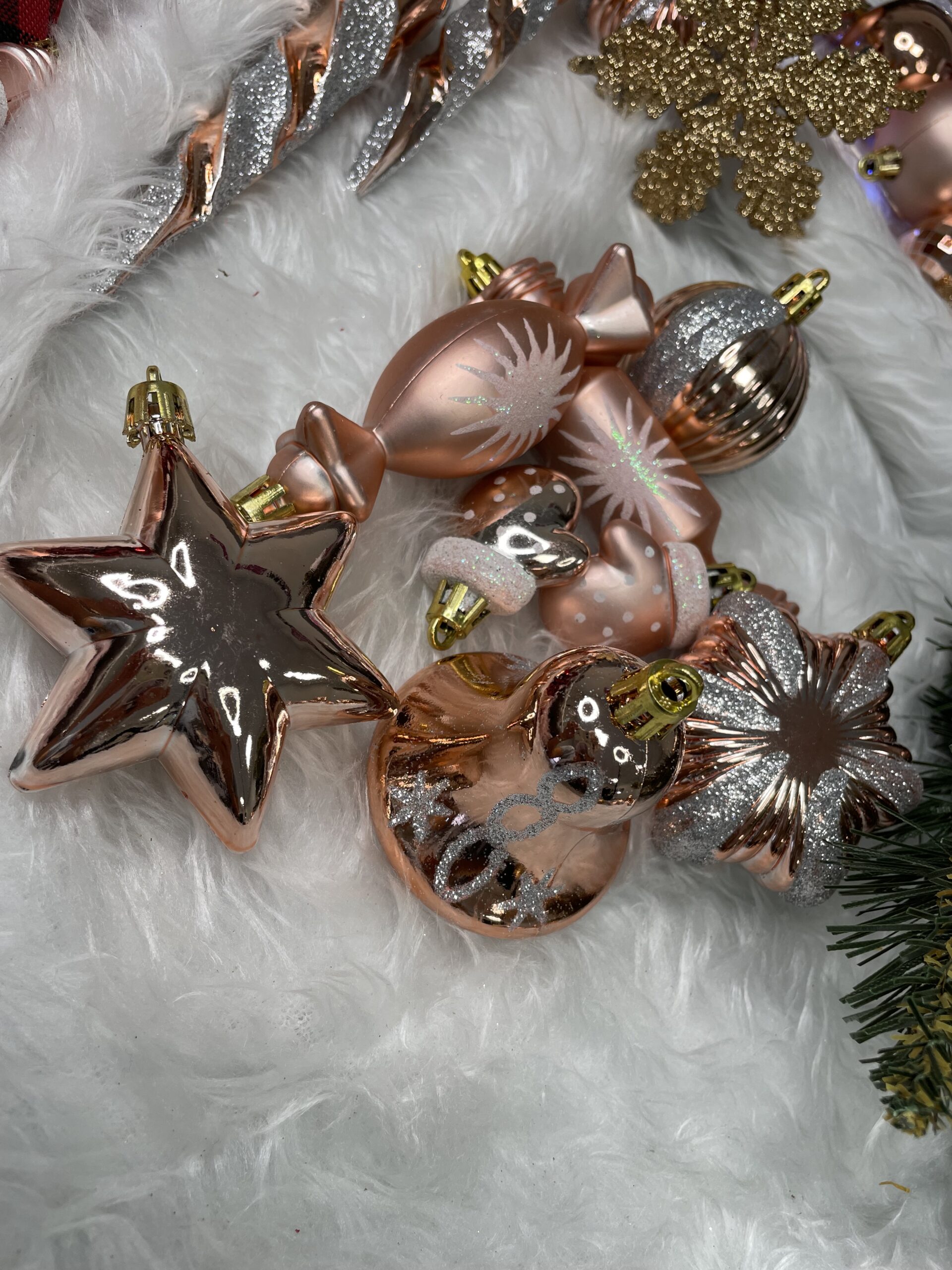 Set globuri si decoratiuni de Craciun, 152 piese, diverse dimensiuni, roz auriu [23]