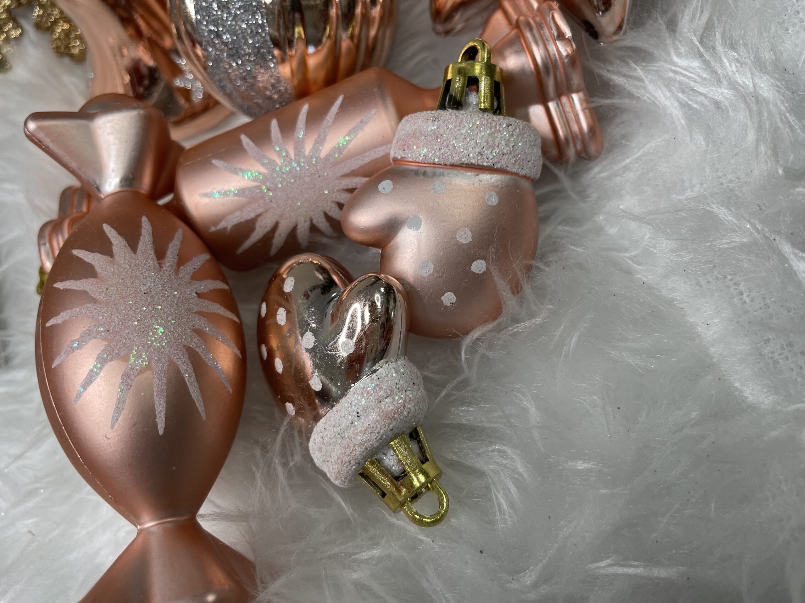 Set globuri si decoratiuni de Craciun, 152 piese, diverse dimensiuni, roz auriu [26]