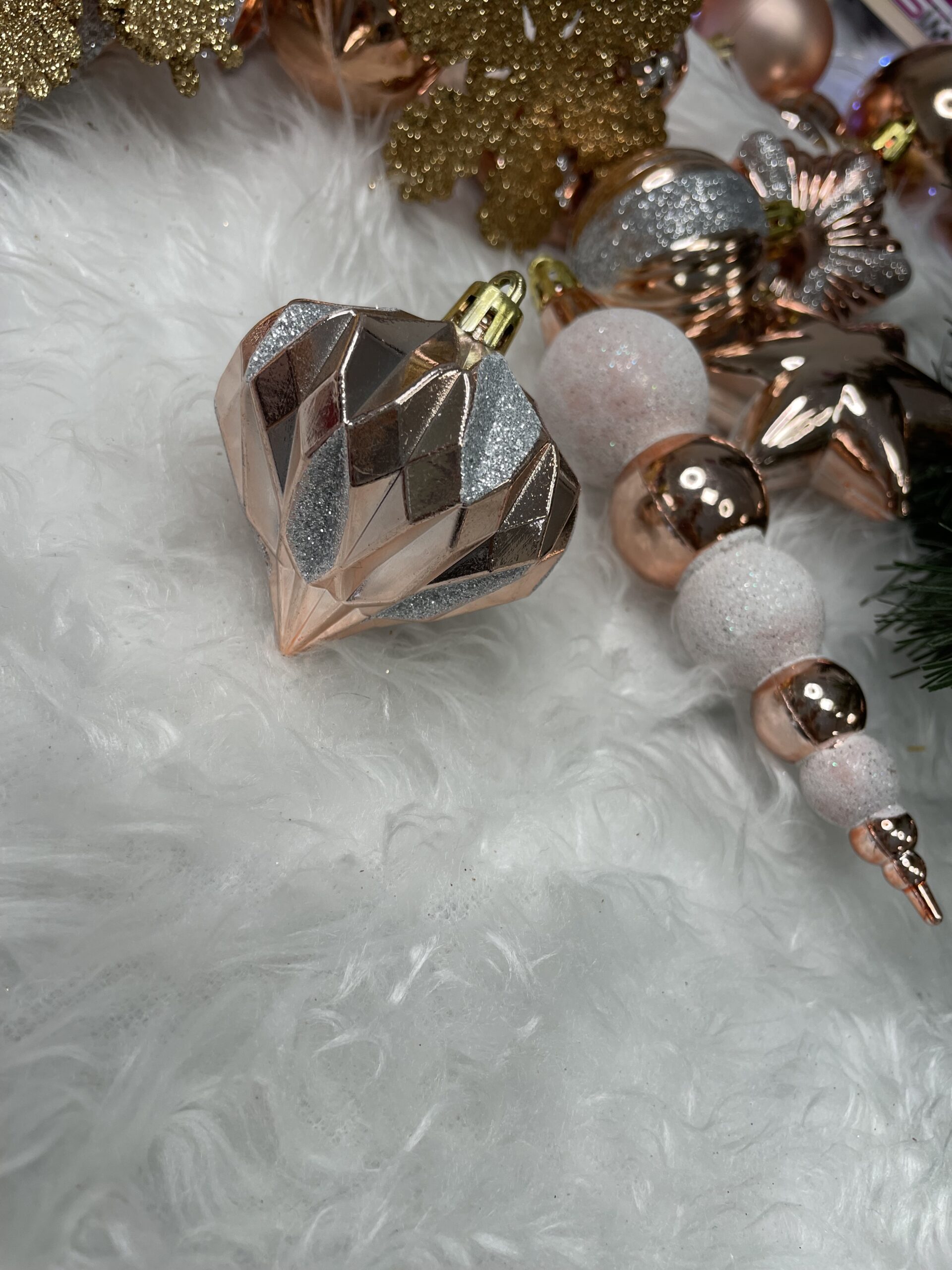 Set globuri si decoratiuni de Craciun, 152 piese, diverse dimensiuni, roz auriu [28]