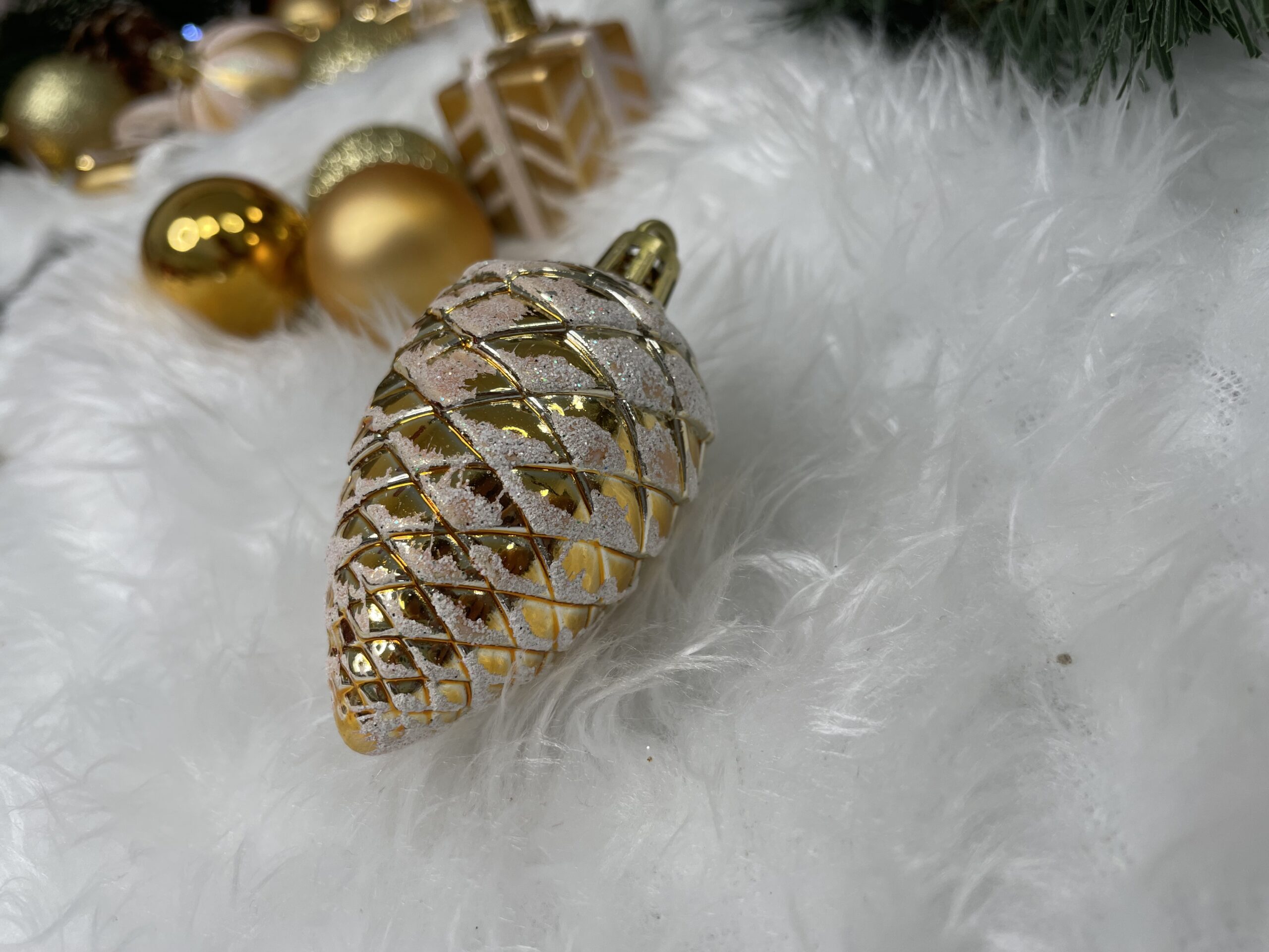 Set globuri si decoratiuni de Craciun, 77 piese, diverse dimensiuni, auriu [15]