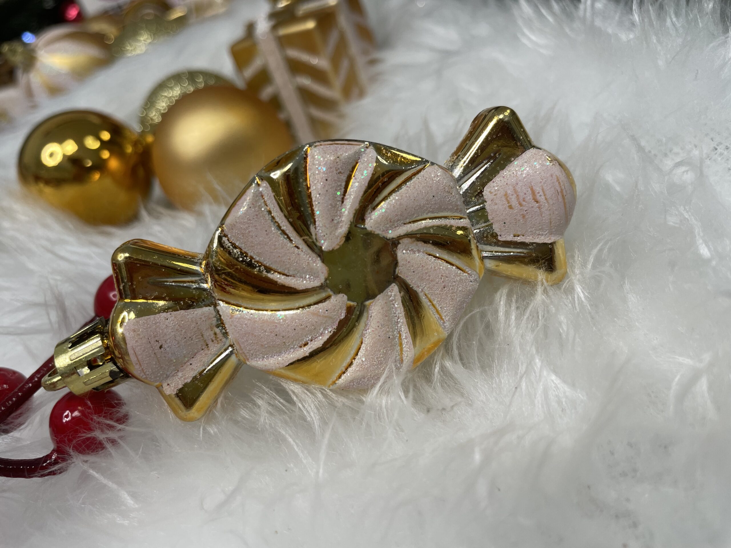 Set globuri si decoratiuni de Craciun, 77 piese, diverse dimensiuni, auriu [16]