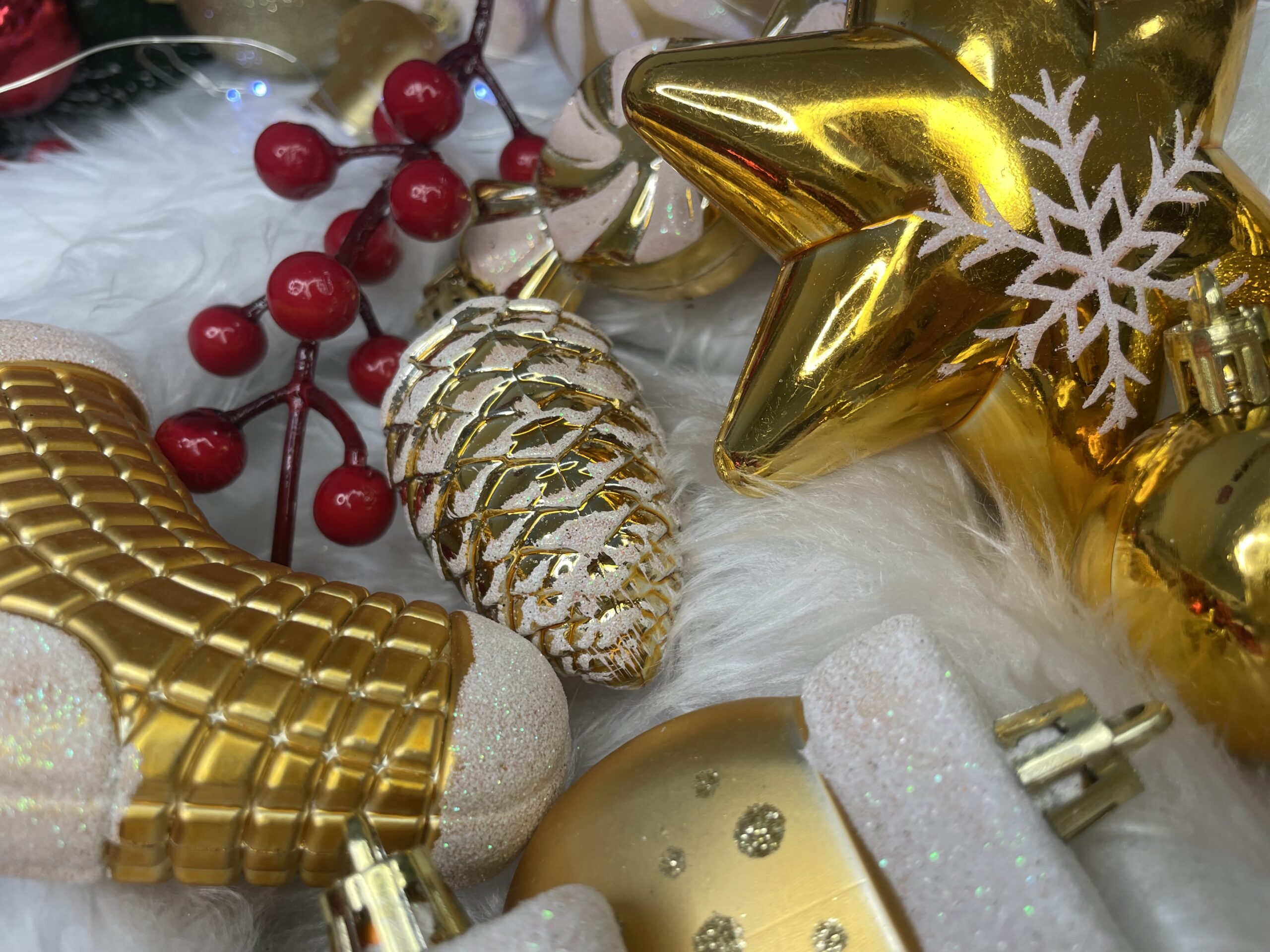 Set globuri si decoratiuni de Craciun, 77 piese, diverse dimensiuni, auriu [24]