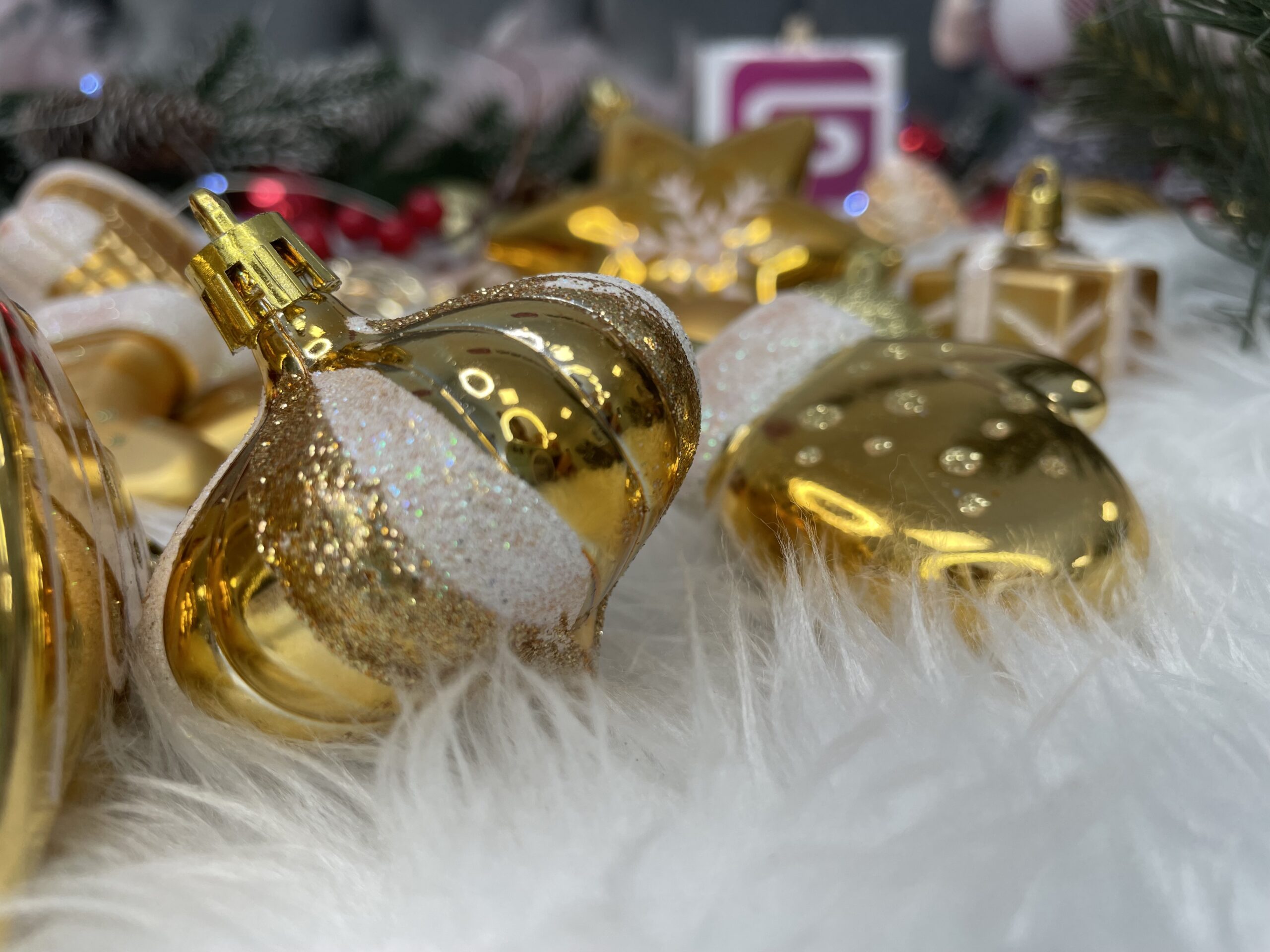 Set globuri si decoratiuni de Craciun, 77 piese, diverse dimensiuni, auriu [26]