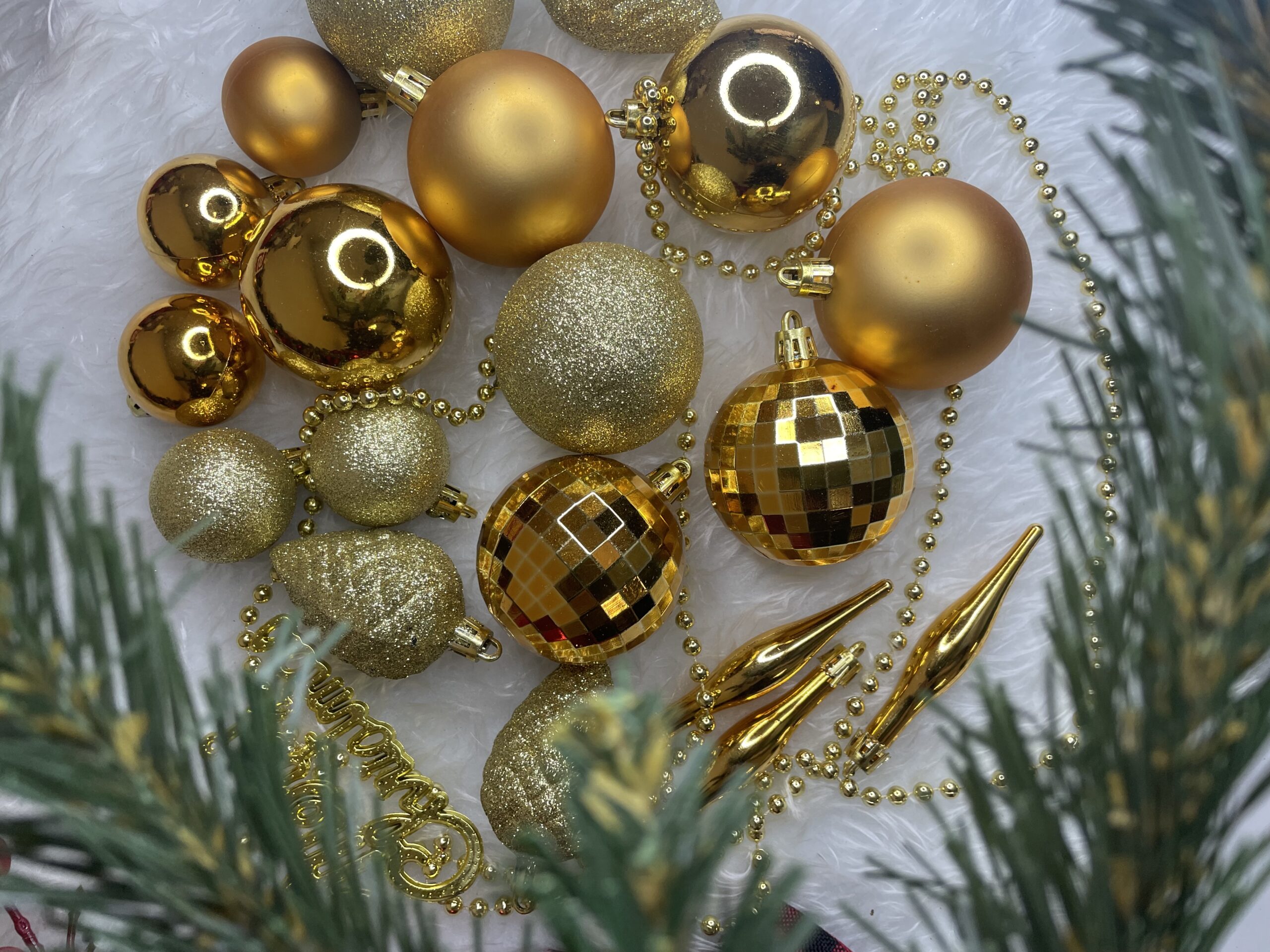 Set globuri si decoratiuni de Craciun, 51 piese, diverse dimensiuni, auriu [15]