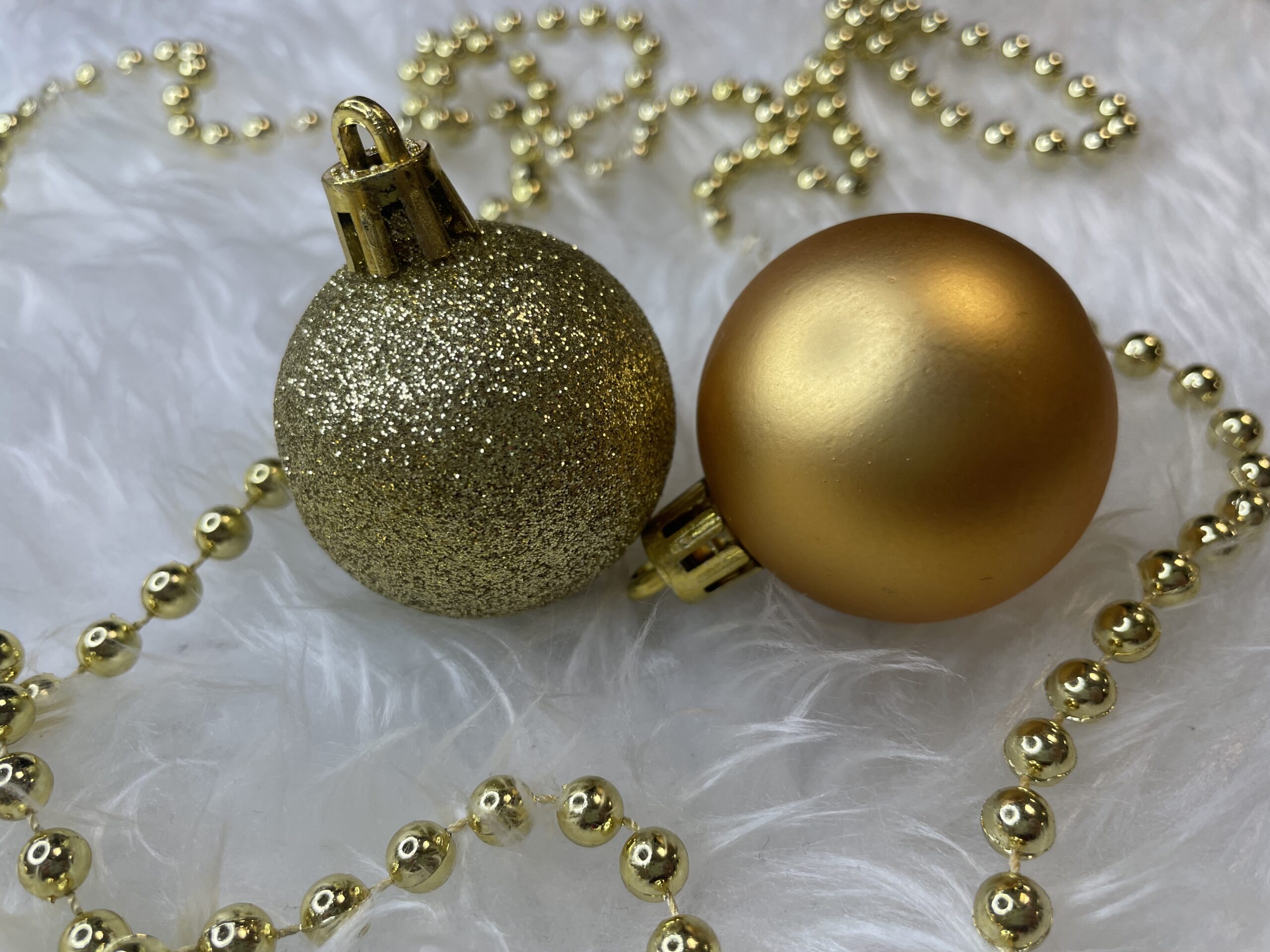 Set globuri si decoratiuni de Craciun, 51 piese, diverse dimensiuni, auriu [23]