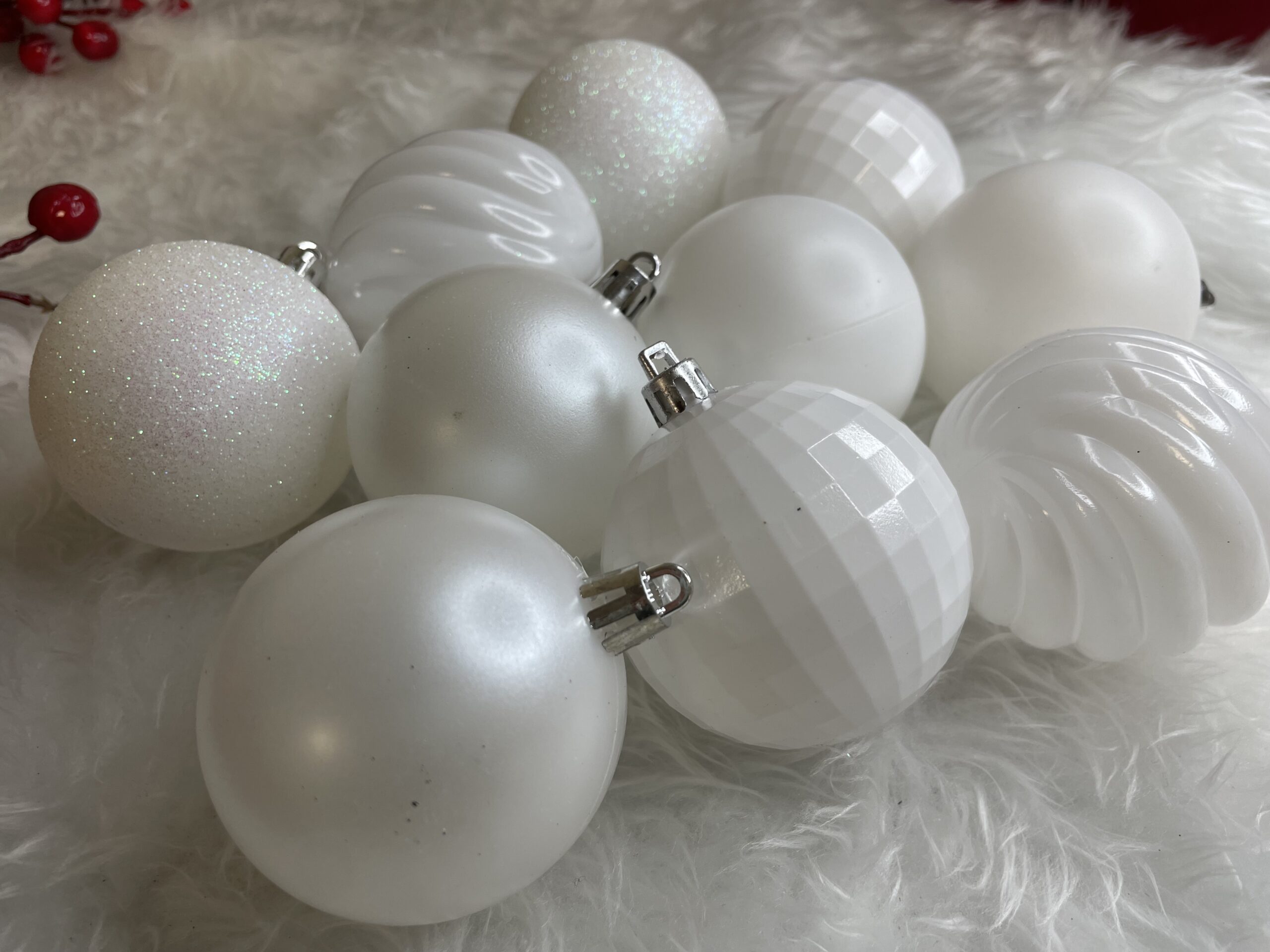 Set globuri de Craciun, 20 bucati, 5 modele, 6cm, alb [15]