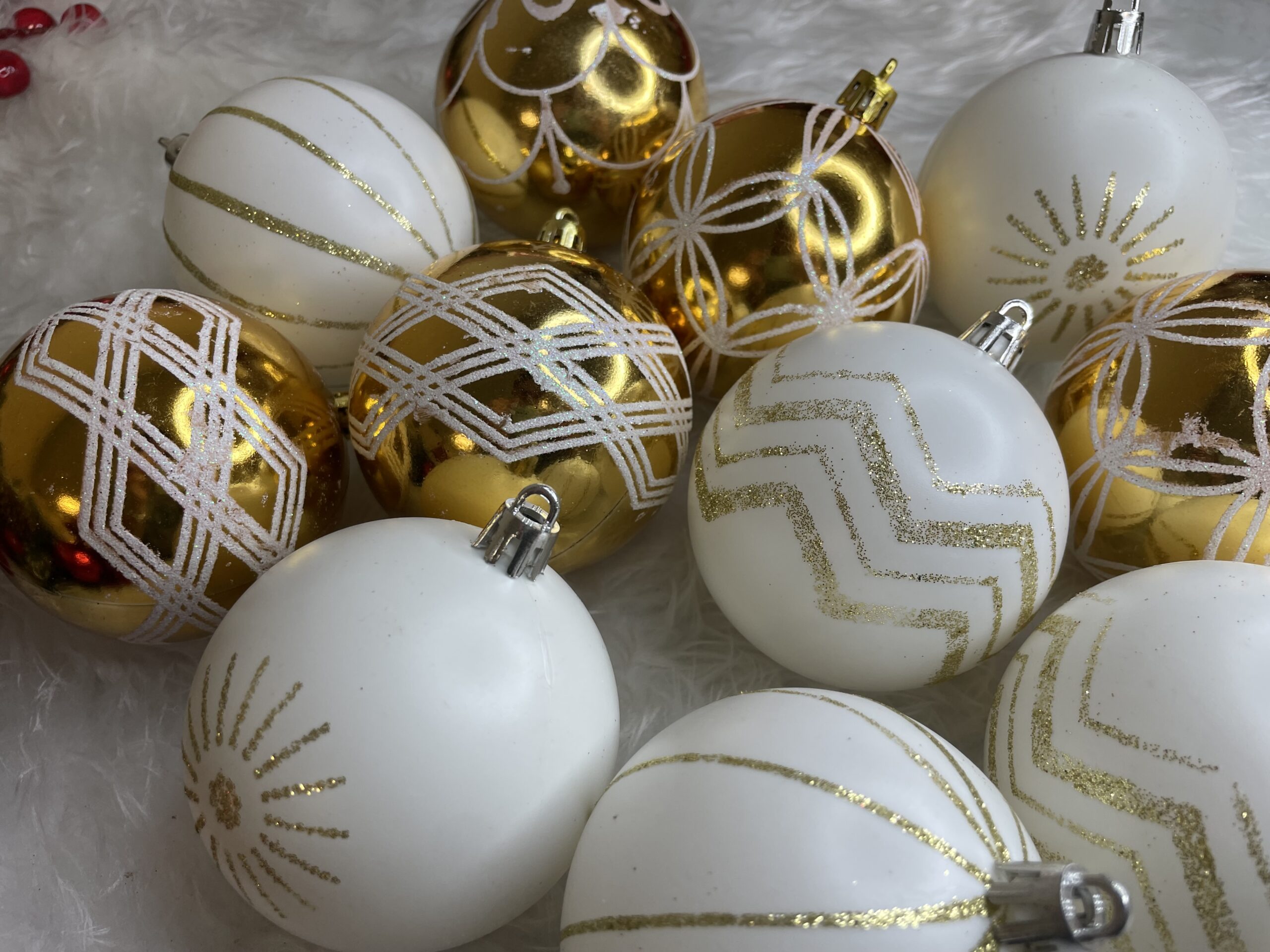 Set globuri de Craciun cu modele de sarbatori, 30 bucati, 5cm, alb auriu [16]