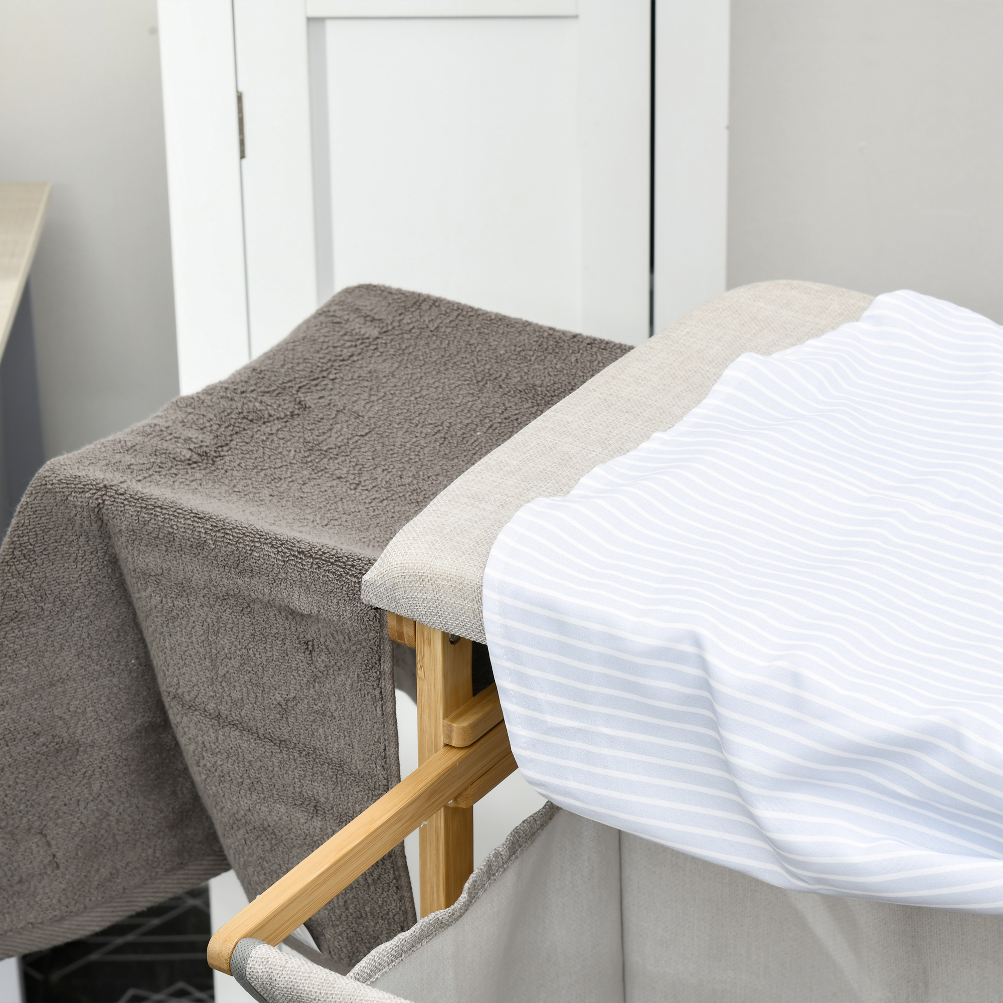  Cos pentru rufe din bambus si poliester cu masa de calcat si raft cu 3 niveluri, 113x34x82 cm [7]