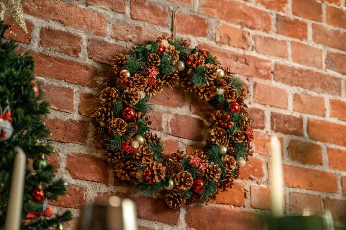 Coronita decorativa cu frunze si conuri, diametru 50 cm, multicolora [3]