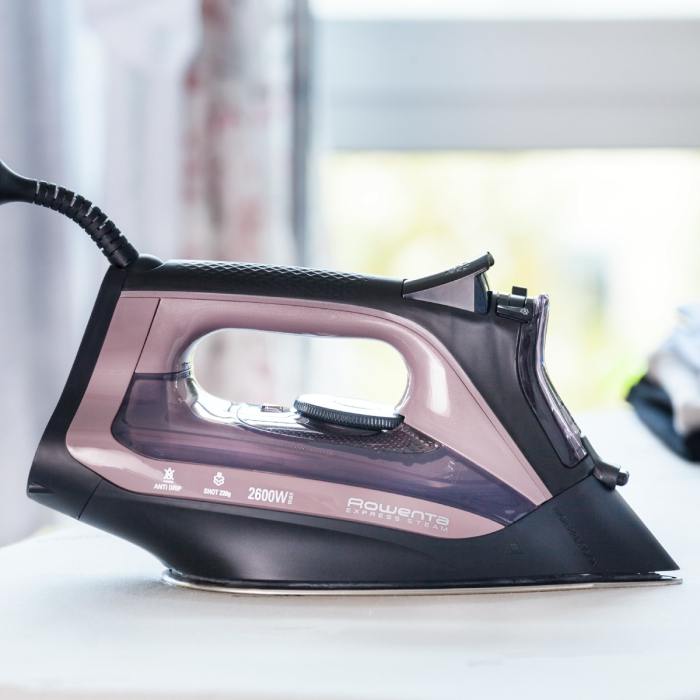 Fier de calcat cu abur Rowenta Rowenta Express DW4345D1. 2600 W, jet de abur 200 g/min, abur variabil 0-40 g/min, rezervor apa 250 ml, talpa Microsteam 350 Laser, functie antipicurare, abur vertical,  [11]