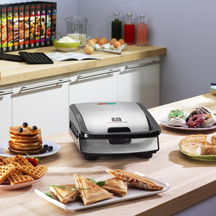 Sandwich maker multifuncţional Snack Collection SW852D12, 700 W, 2 seturi de placi, sandwich si vafe, negru /argintiu [9]
