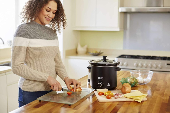 Slow cooker Russell Hobbs Chalkboard, 6.5L, 3 setari temperatura, vas ceramic, suprafata tabla scriere, negru [9]