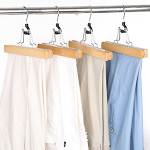 SONGMICS Set de 12 umerase din lemn pentru pantaloni, carlig antiderapant rotativ, 25cm, natural [11]