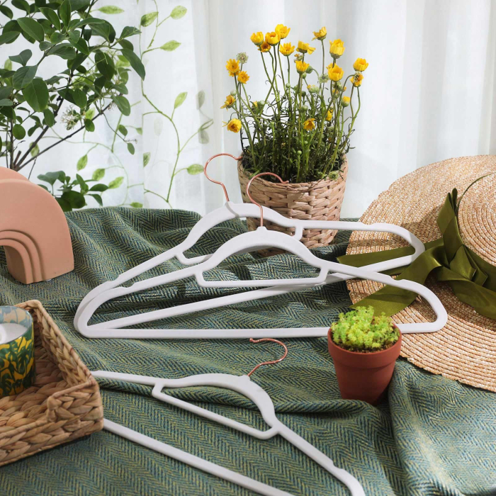 Set de 50 de umerase pentru haine, anti-alunecare cu catifea, bara de cravata si carlig pivotant, 43,5 cm, alb [9]