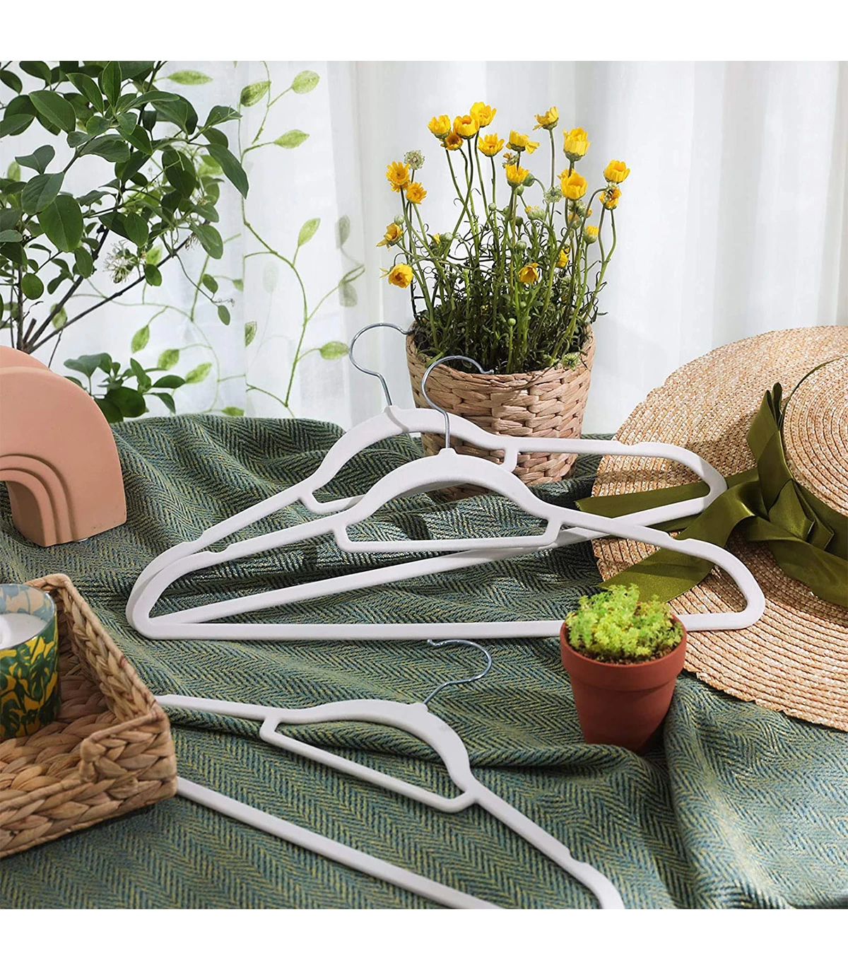 SONGMICS Set de 50 de umerase pentru haine, anti-alunecare cu catifea, bara de cravata si carlig pivotant, 43,5 cm, alb [11]