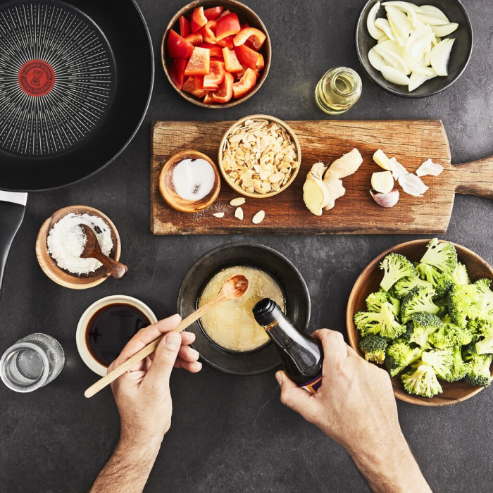 Tigaie Wok Unlimited G2551972, 28 cm, invelis antiaderent 100% sigur, Titanium Anti-Scratch, Thermo-Signal™, baza Thermo-Fusion™, aluminiu, neg [5]