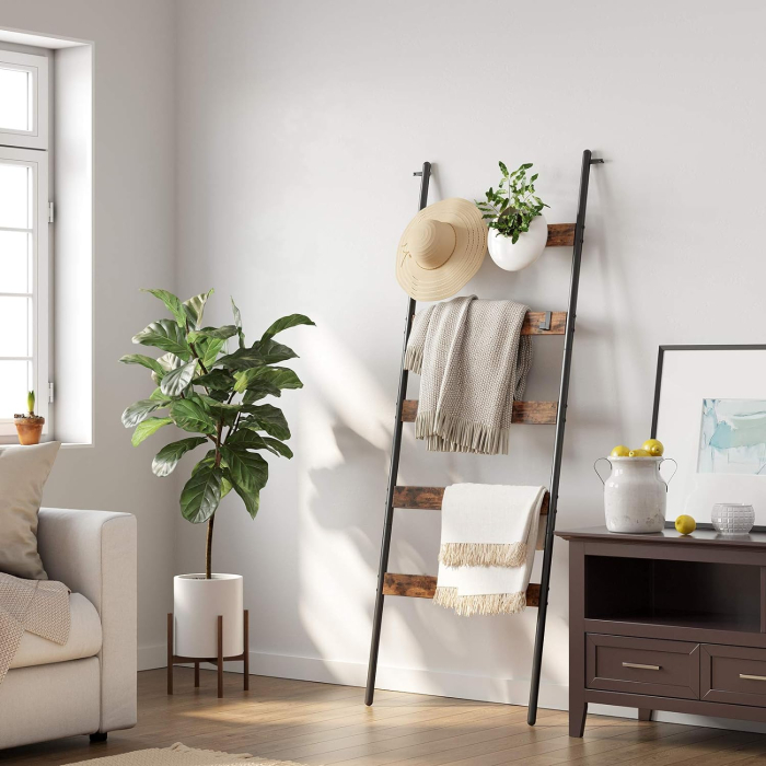 VASAGLE Cuier baie tip scara inclinata, cadru din otel cu 5 nivele, agatatori detasabile, 65x178cm, maro rustic si negru [2]