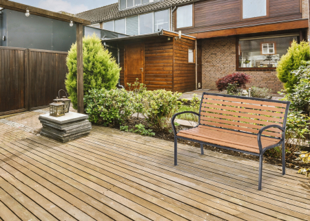 Banca de gradina cu cadru metalic, sezut si spatar rezistent din PVC imitatie lemn, 125x60x80 cm, maro [5]