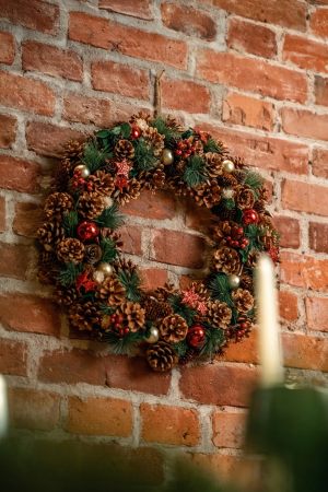 Coronita decorativa cu frunze si conuri, diametru 50 cm, multicolora [1]