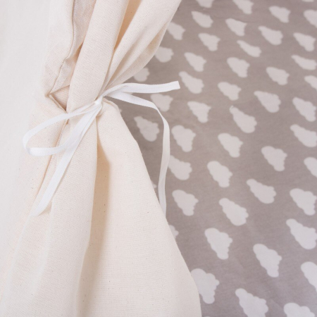 Cort copii Sersimo stil indian Teepee Tent cu fereastra, covoras gros si 2 perne, alb gri cu norisori [5]