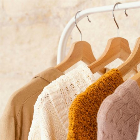 Set de 10 umerase din lemn cu carlig cromat rotativ, forma ergonomica, 43x21 cm, maro natur [13]