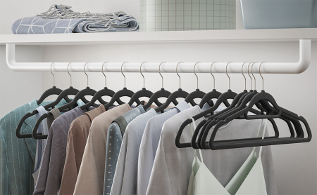 SONGMICS Set de 20 de umerase pentru haine, anti-alunecare cu catifea, bara de cravata si carlig pivotant, 43,5 cm, negru [7]