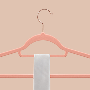 SONGMICS Set de 30 de umerase pentru haine, anti-alunecare cu catifea, bara de cravata si carlig pivotant, 43,5 cm, roz [10]