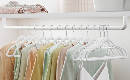 SONGMICS Set de 50 de umerase pentru haine, anti-alunecare cu catifea, bara de cravata si carlig pivotant, 43,5 cm, alb [9]