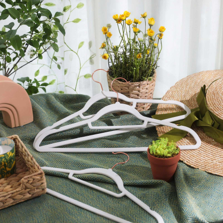 Set de 50 de umerase pentru haine, anti-alunecare cu catifea, bara de cravata si carlig pivotant, 43,5 cm, alb [8]