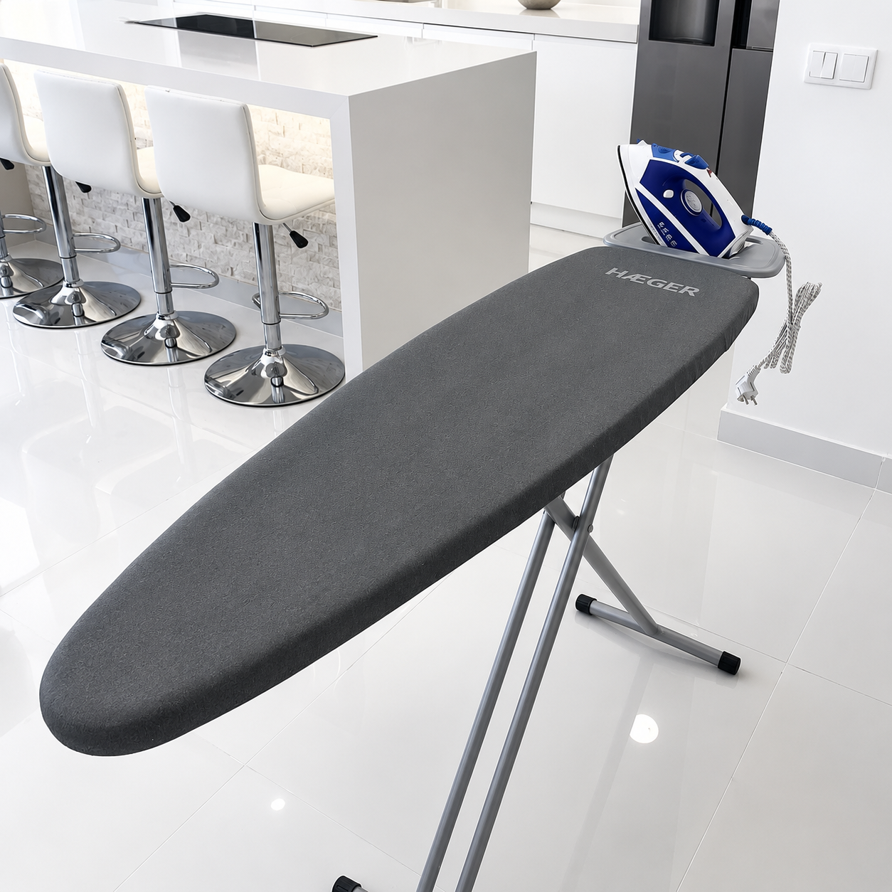 Masa de calcat HAEGER HOME, Inaltime reglabila la 90cm, suprafata de lucru 116x35 cm, blat plasa metalica, suport pentru fierul de calcat, husa bumbac, Gri [2]