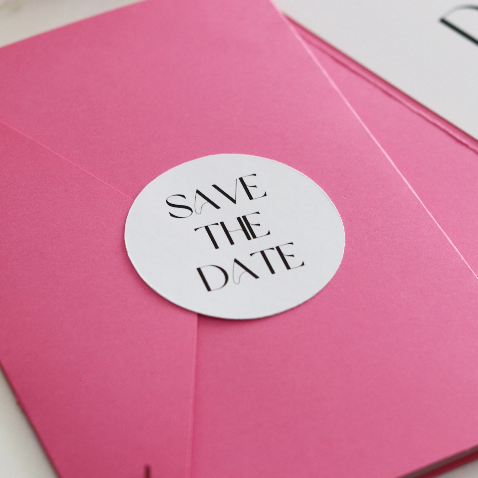 Invitație de nuntă minimalistă, pliabilă, cu toc roz [3]