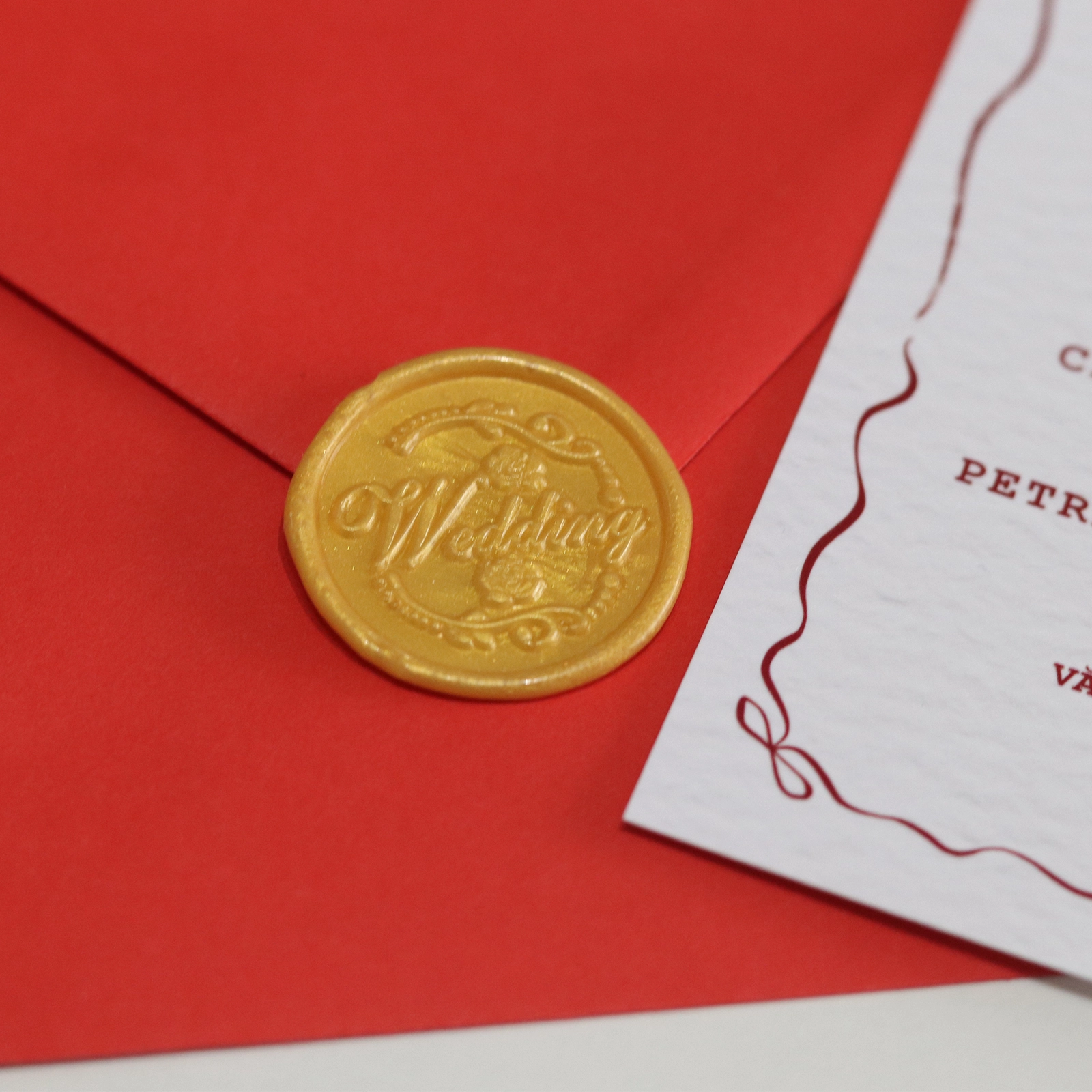 Invitație nuntă stil caligrafic cu plic roșu [2]