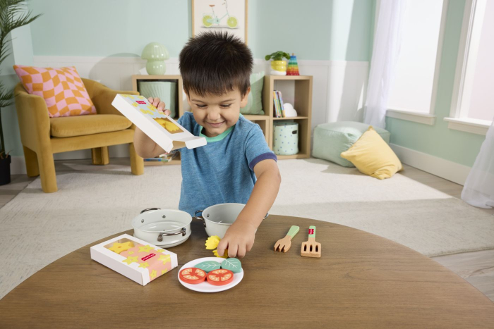 FISHER PRICE SET BUCATAR DIN LEMN OALE SI PASTE [4]