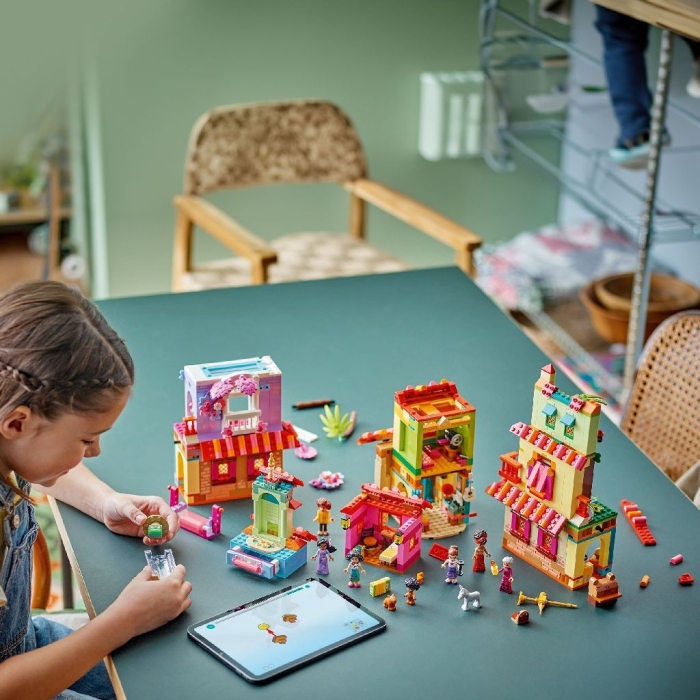 LEGO DISNEY CASA MAGICA A FAMILIEI MADRIGAL 43245 [3]