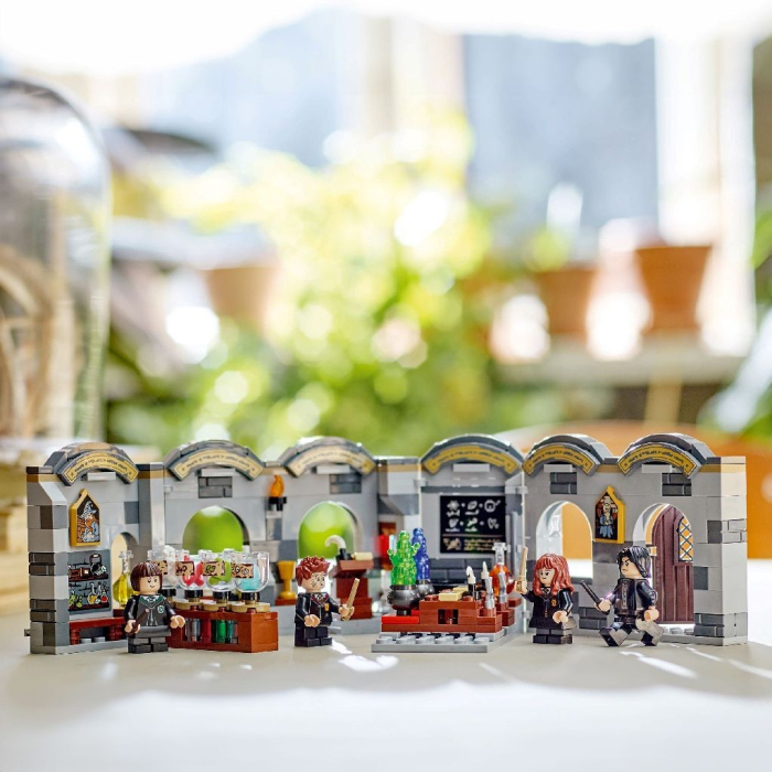 LEGO HARRY POTTER TM CASTELUL HOGWARTS: LECTIA DE POTIUNI 76431 [5]