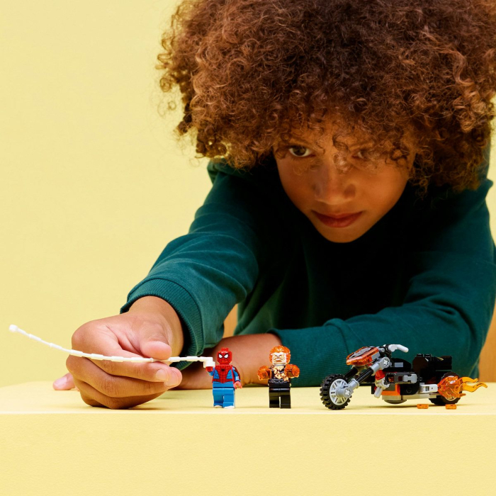 LEGO MARVEL OMUL PAIANJEN VS CALARETUL FANTOMA PE MOTOCICLETA 76335 [3]