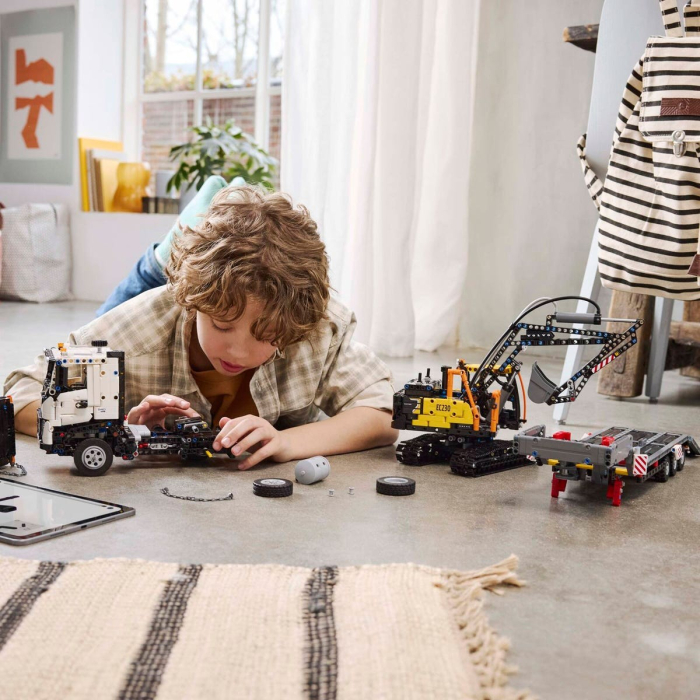 LEGO TECHNIC CAMIONUL FMX ȘI EXCAVATORUL ELECTRIC EC230 DE LA VOLVO 42175 [3]