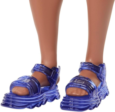 BARBIE PAPUSA BAIAT FASHIONISTAS CU TRICOU CU DUNGI ALBE SI PORTOCALII SI APARATE AUDITIVE [4]