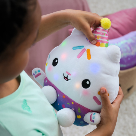 GABBYS DOLLHOUSE PLUS STRALUCITOR MOTANUL BRIOSEL 25CM [4]