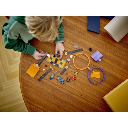 LEGO CITY PROVOCAREA DE CASCADORII CU ROTIRI 60360 [3]